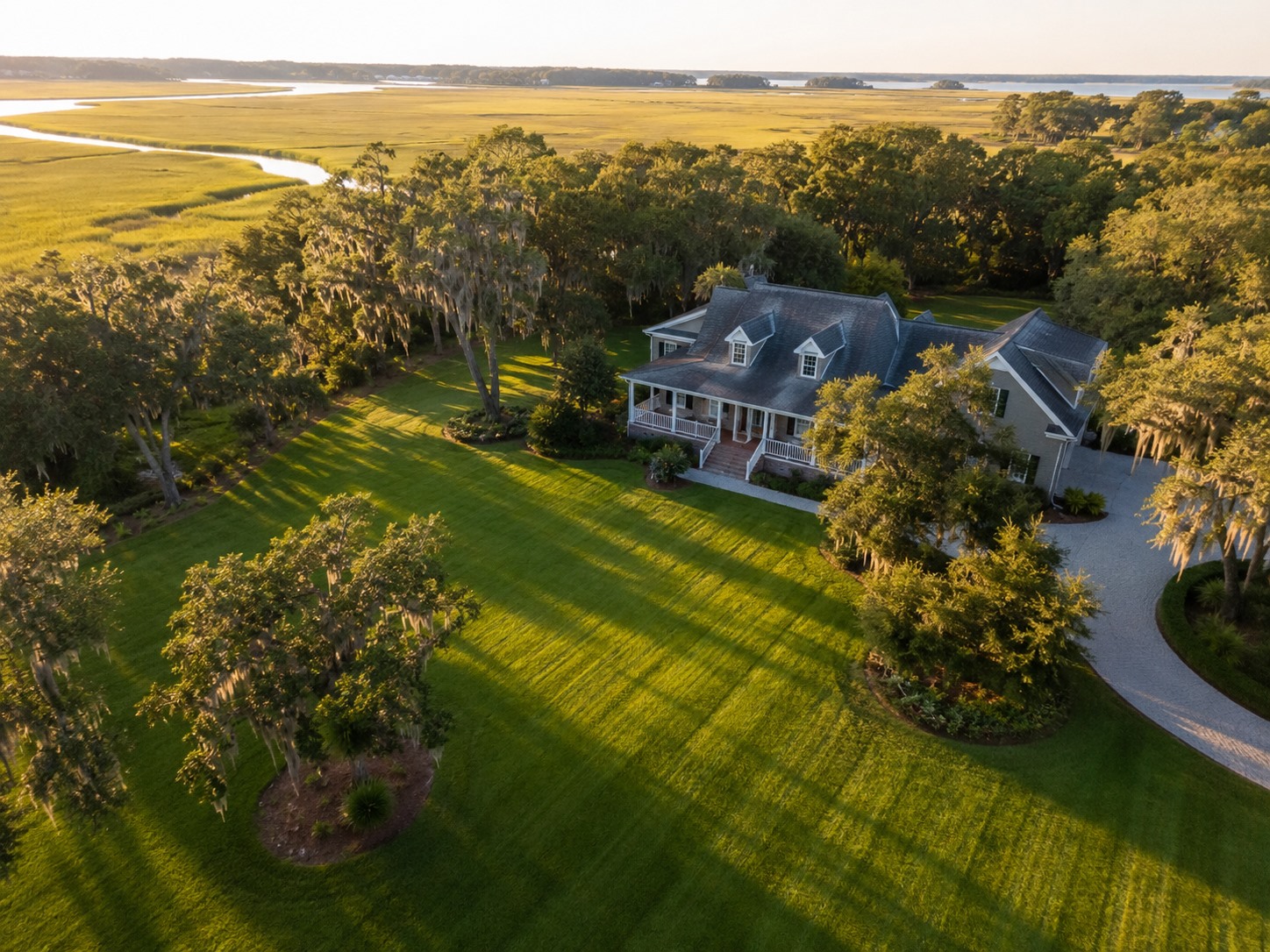 Beautifully landscaped residential property in Johns Island SC by Great Garden Landscaping